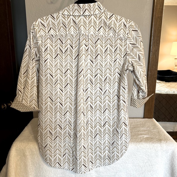 Pretty Tan/Brown/Khaki Leaf-like Design 3/4 Sleeve Button-Down Blouse - 4P - Picture 2 of 3